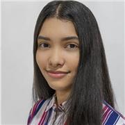 Profesora de Español imparte clases a personas de todas las edades